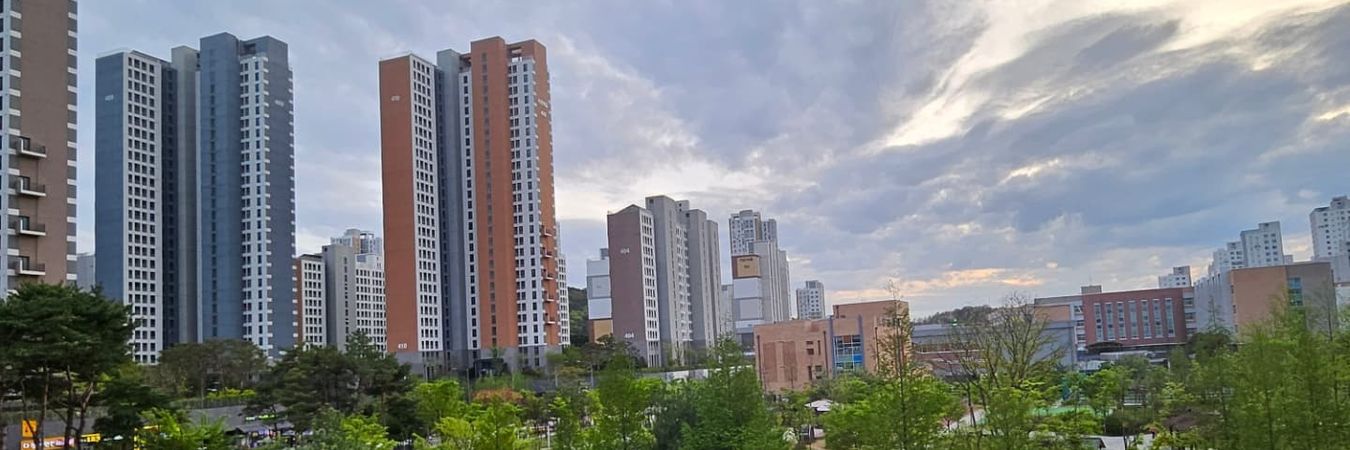 다정프라자 3층 우주로 수학학원 창밖으로 보이는 다정동 공원과 아파트